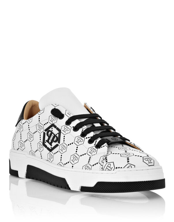 3947-low-top-leather-skeakers-matte-monogram-black-1.jpg
