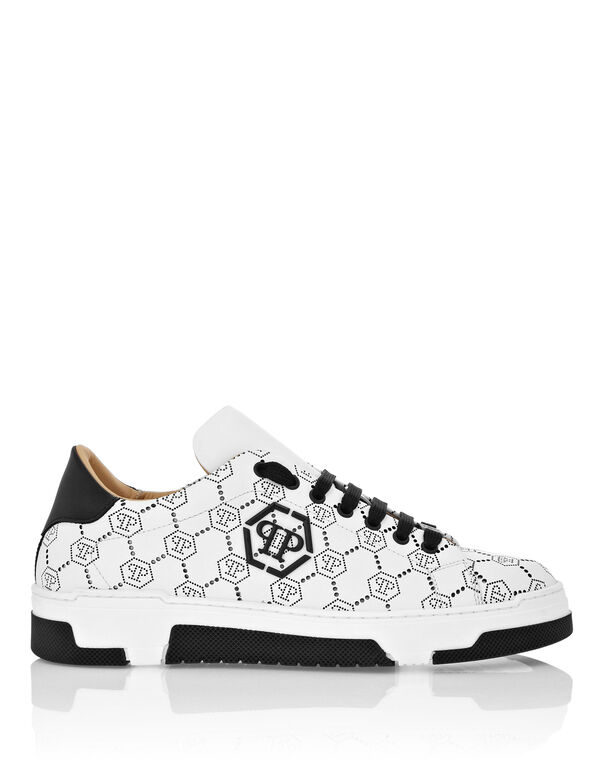 3947-low-top-leather-skeakers-matte-monogram-black-1.jpg