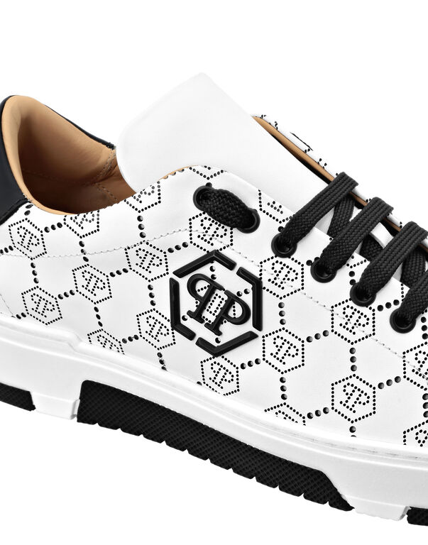 3947-low-top-leather-skeakers-matte-monogram-black-1.jpg